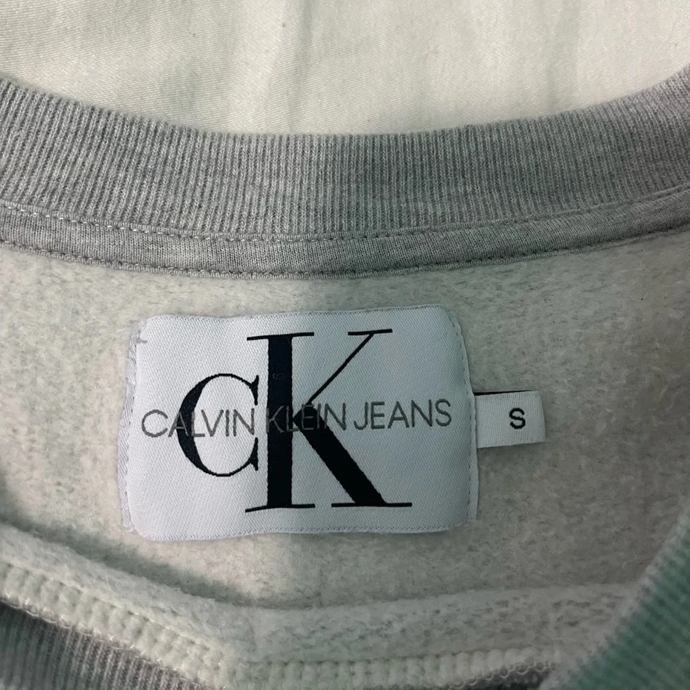 Women’s small Calvin Klein crew neck jumper - Picture 2 of 2